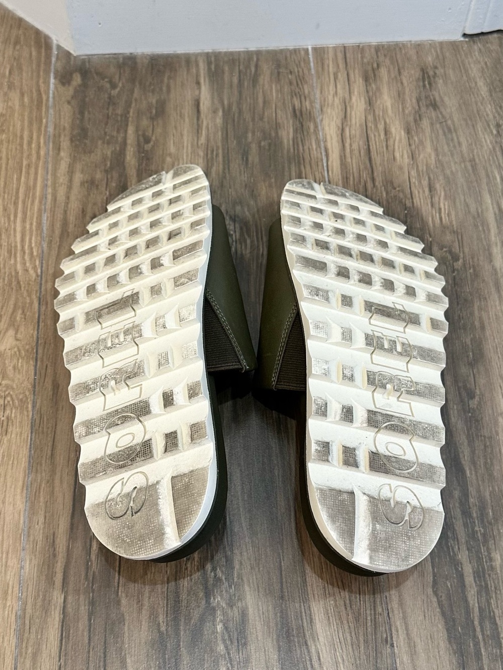 LIKE NEW Sorel Roaming Deacon Slide Sandals in Olive Green